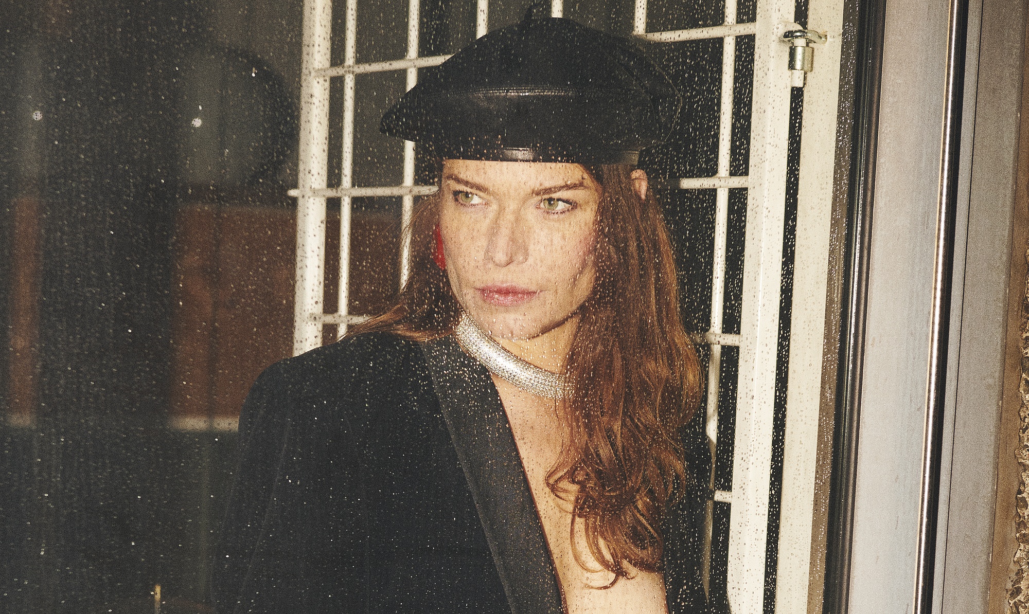 Louise P i er klar til nytår i jakke fra Sand, hat fra Christian Dior, ørering fra Balenciaga og halskæde fra Chanel. Louise P