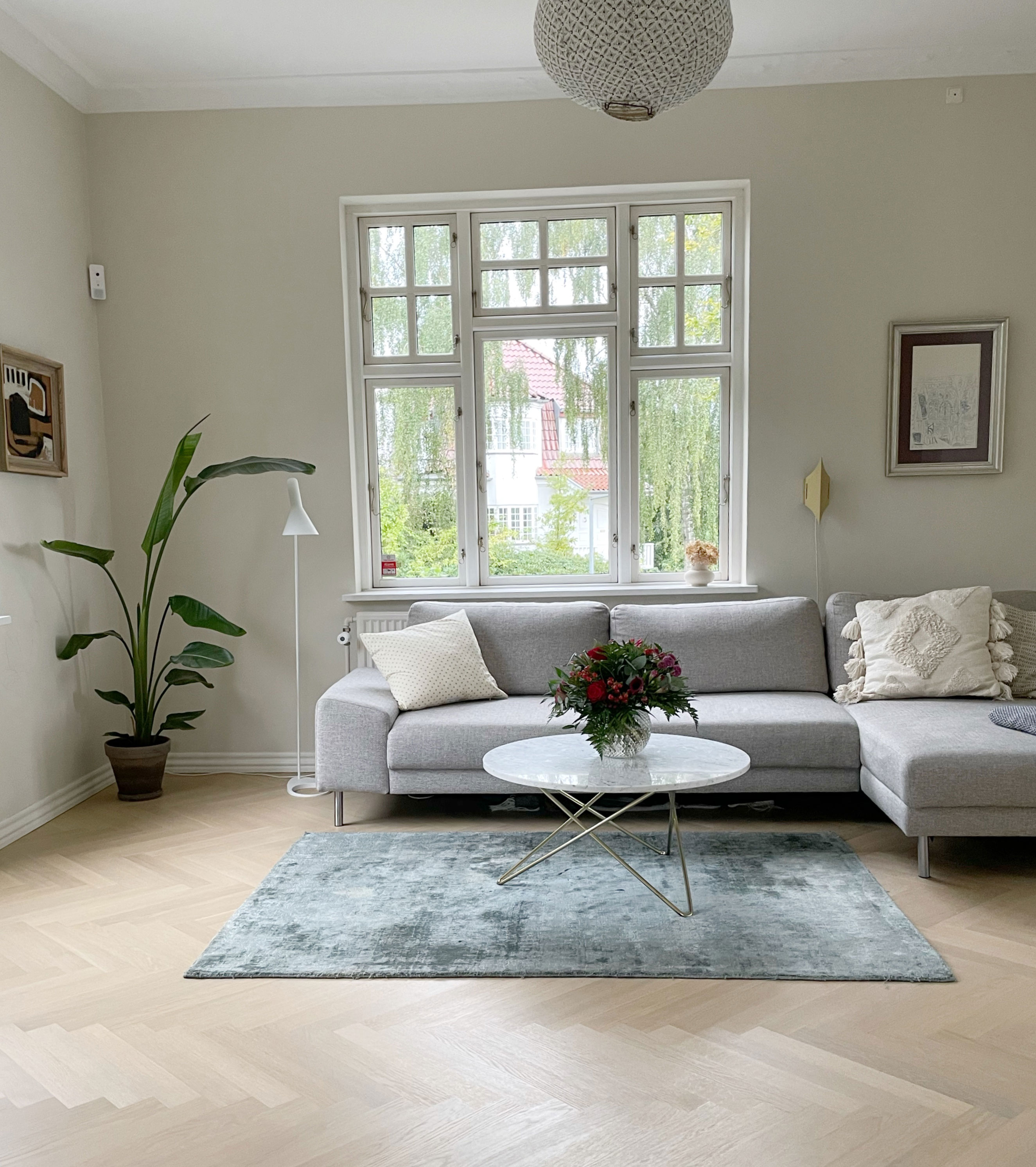 Anna knuselsker rispapirlampen i stuen. Sofa fra Ilva, sofabord fra Oxdenmarq og tæppe fra Trendcarpet.