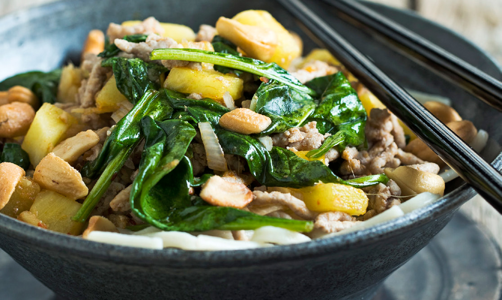 Find den lækre thai ret her. Nudler med ananas, spinat og hakket svinekød