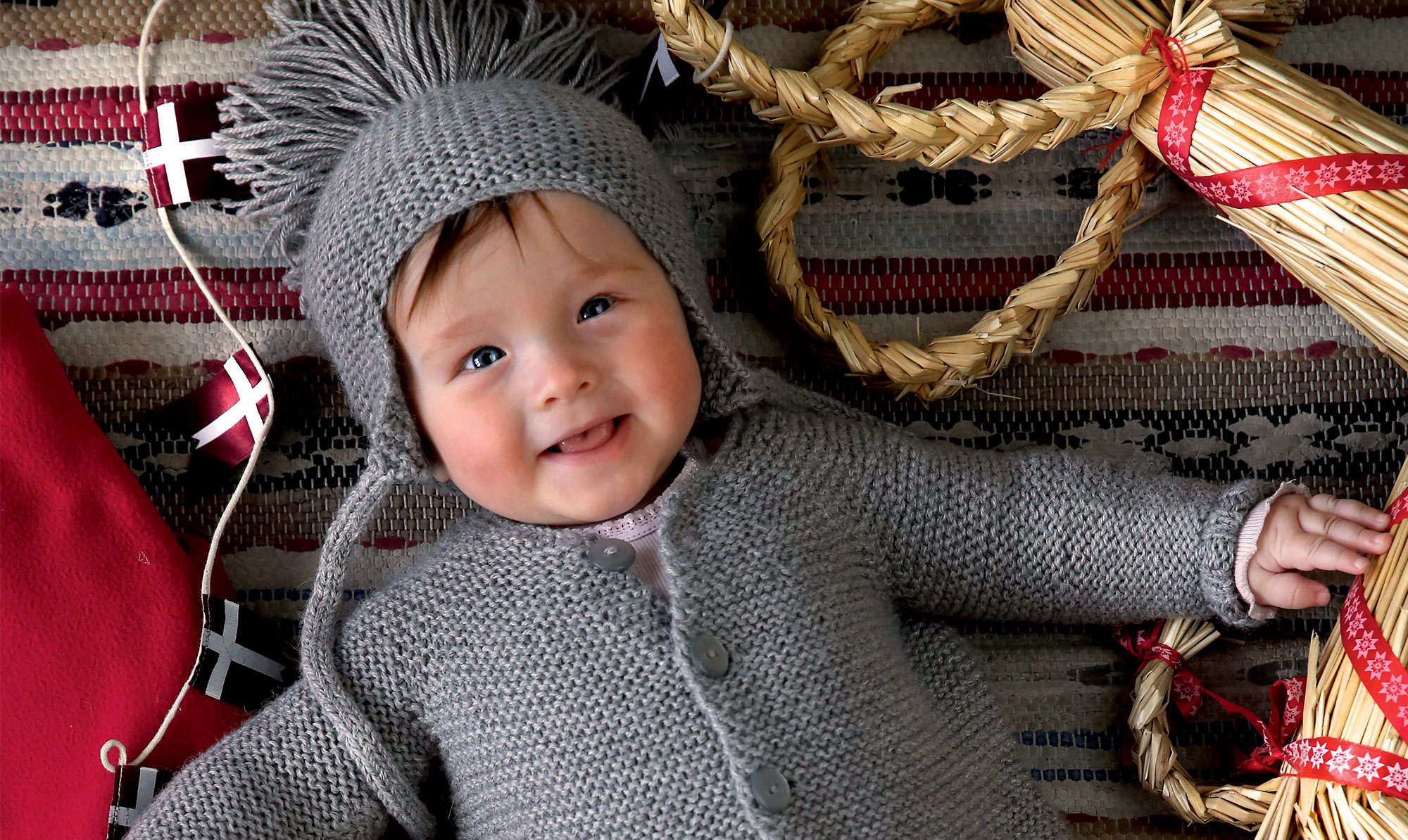 Til vinterbabyen. Strik selv: Retstrikket babyjakke og hue med øreklapper fra Hendes Verden