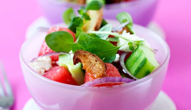 Salat med vandmelon, croutoner og feta Salat opskrift med vandmelon, croutoner og feta
