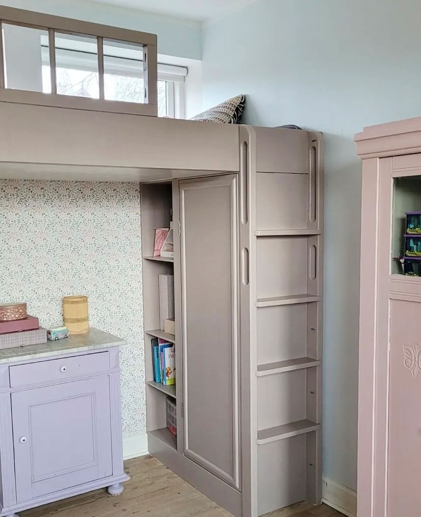 Christina holder meget af datterens seng, som de selv har bygget. Tapet fra Jolly Room.