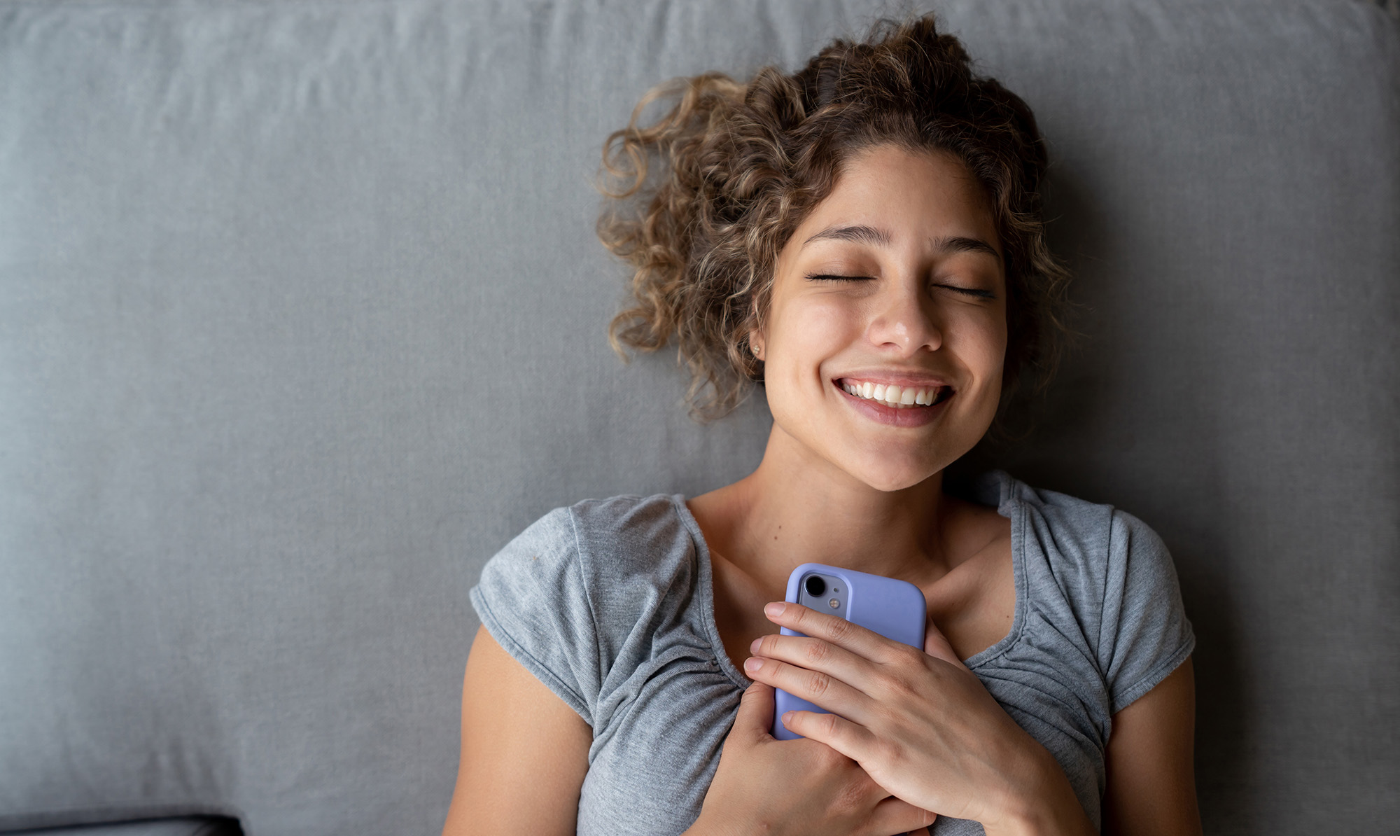 Ny dansk dating-app går i krig mod dårlige dates. happy girl lying on bed smiling