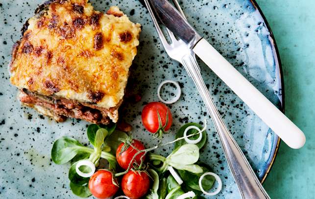 Moussaka med aubergine og oksekød Moussaka med aubergine og oksekød