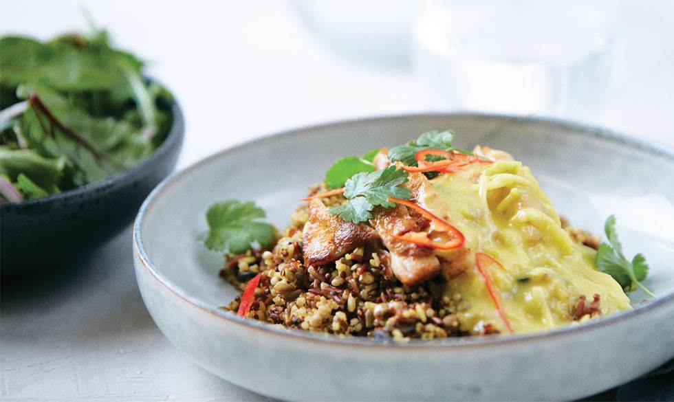 Kyllingeoverlår med fuldkornsris og karry-ingefærsauce Kyllingeoverlår med fuldkornsris og karry-ingefærsauce