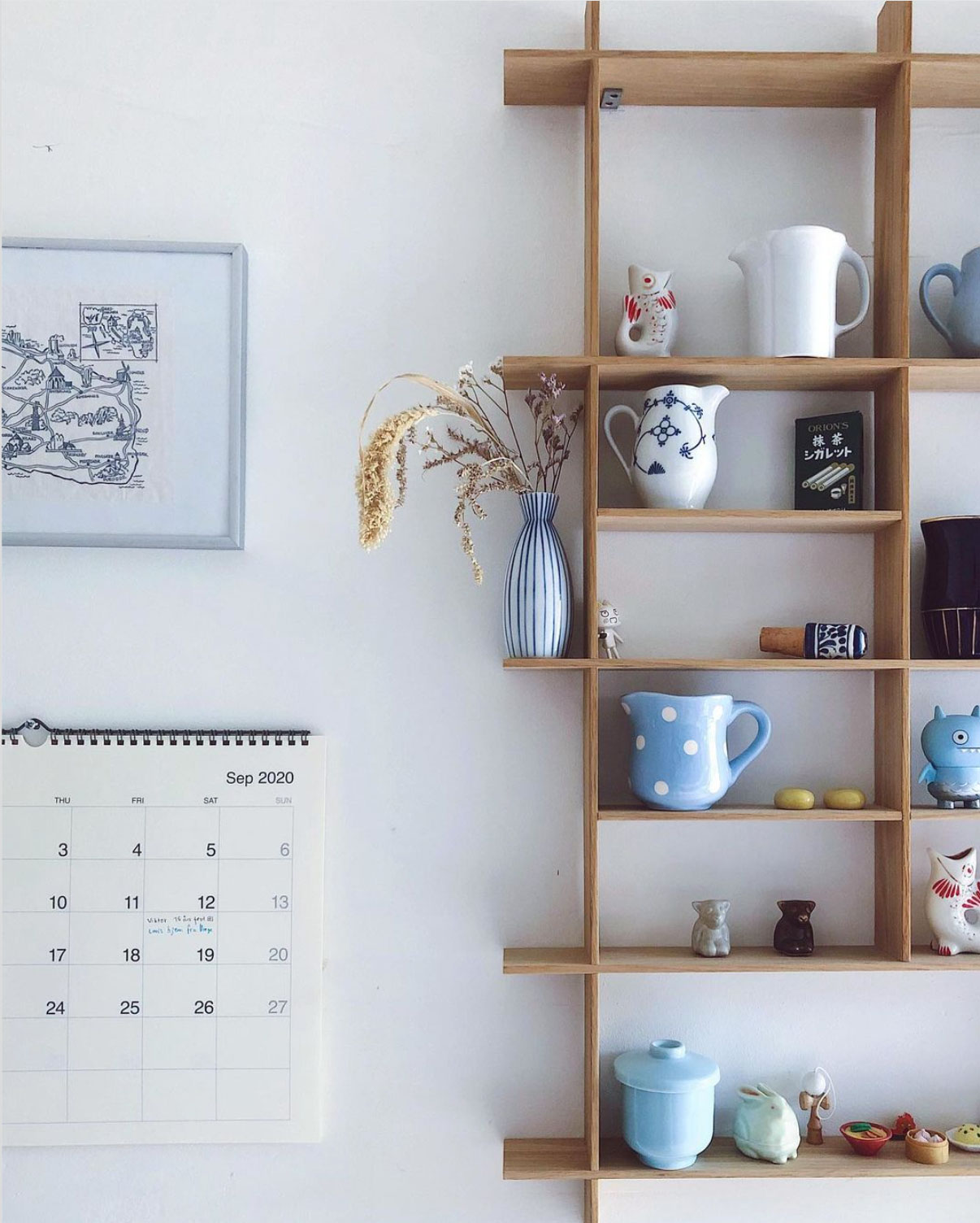 Reolen i køkkenet har Eva selv bygget. I hendes highlights på instagram kan du se en DIY guide.