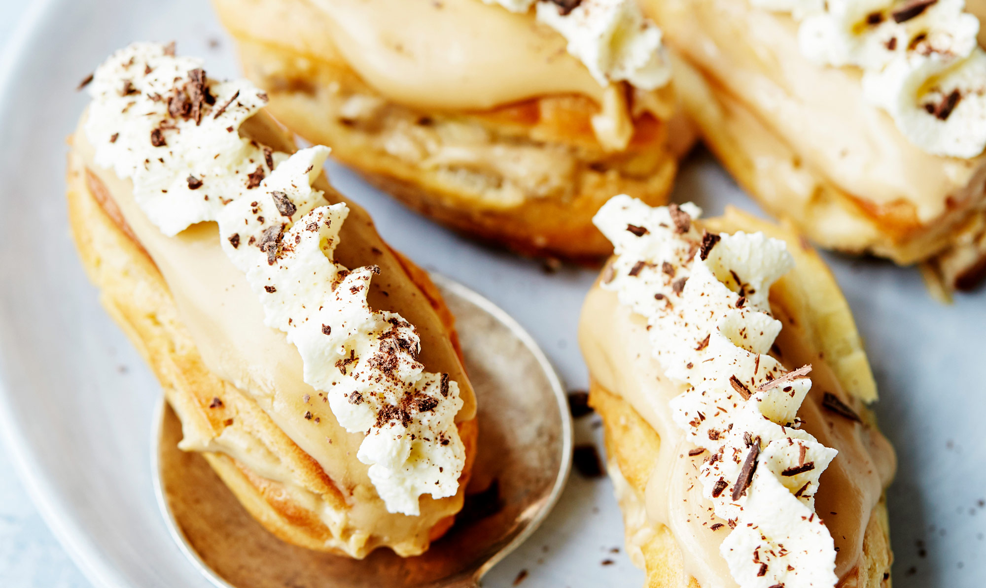 Fine eclairs med den lækreste mokkacreme. Eclairs med mokka