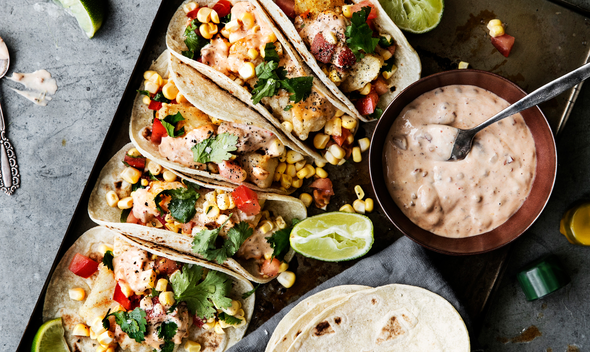 Tacos med skønt fyld. Majstacos med salat af rå majs, friteret fisk og chipotle-mayo