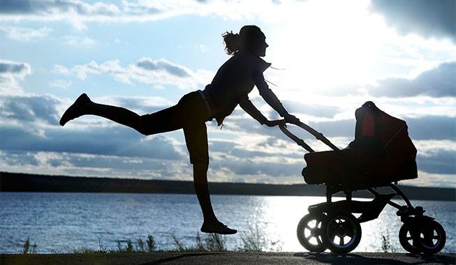 Døjer du også med at få din postgravide krop tilbage i form? Her er en workout, du kan lave på farten. Foto: Colourbox Løbevogn til træning
