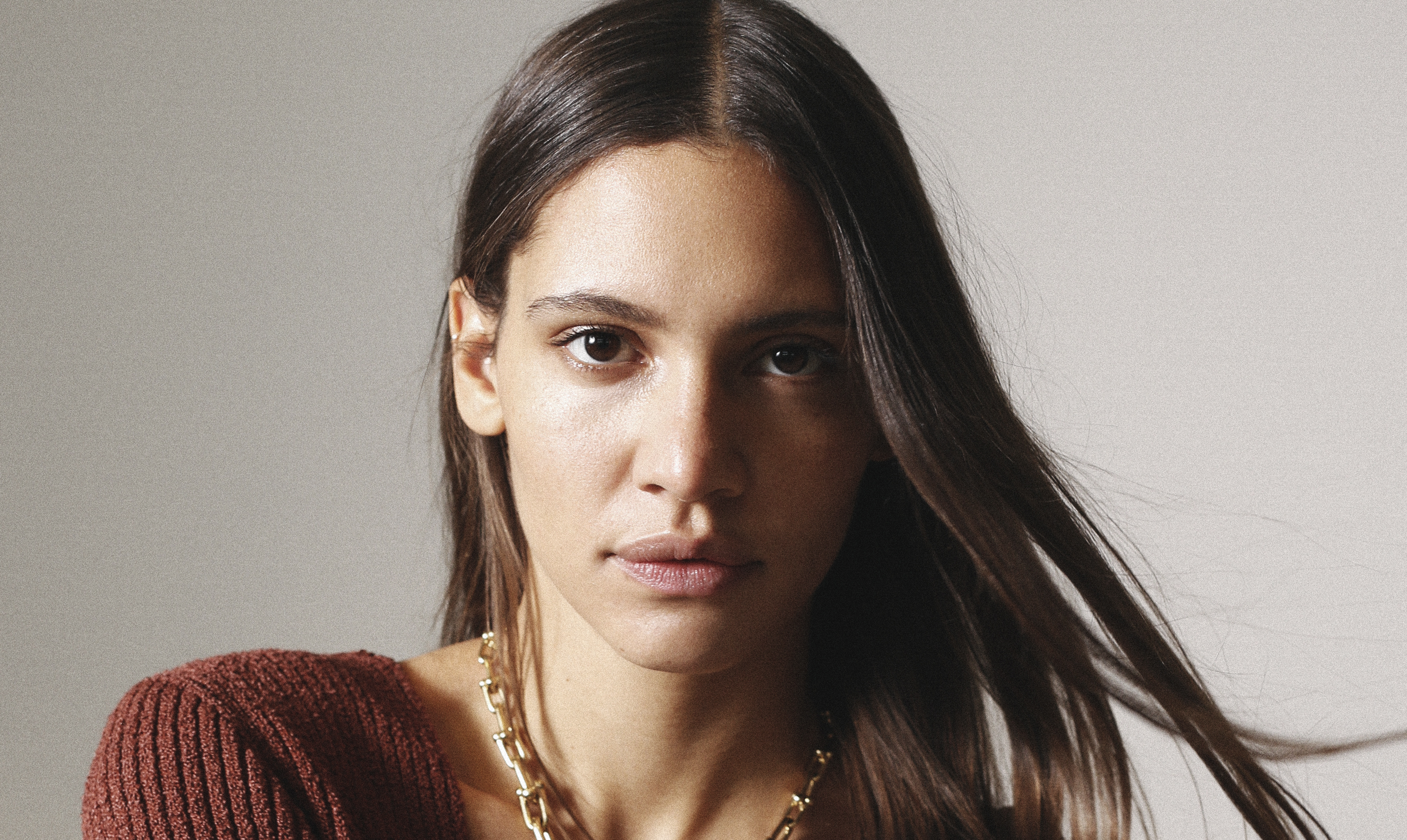 Den norsk-amerikanske sanger, skuespiller og model Kaya Wilkins bor i Brooklyn, men er opvokset i Norge. Okay Kaya