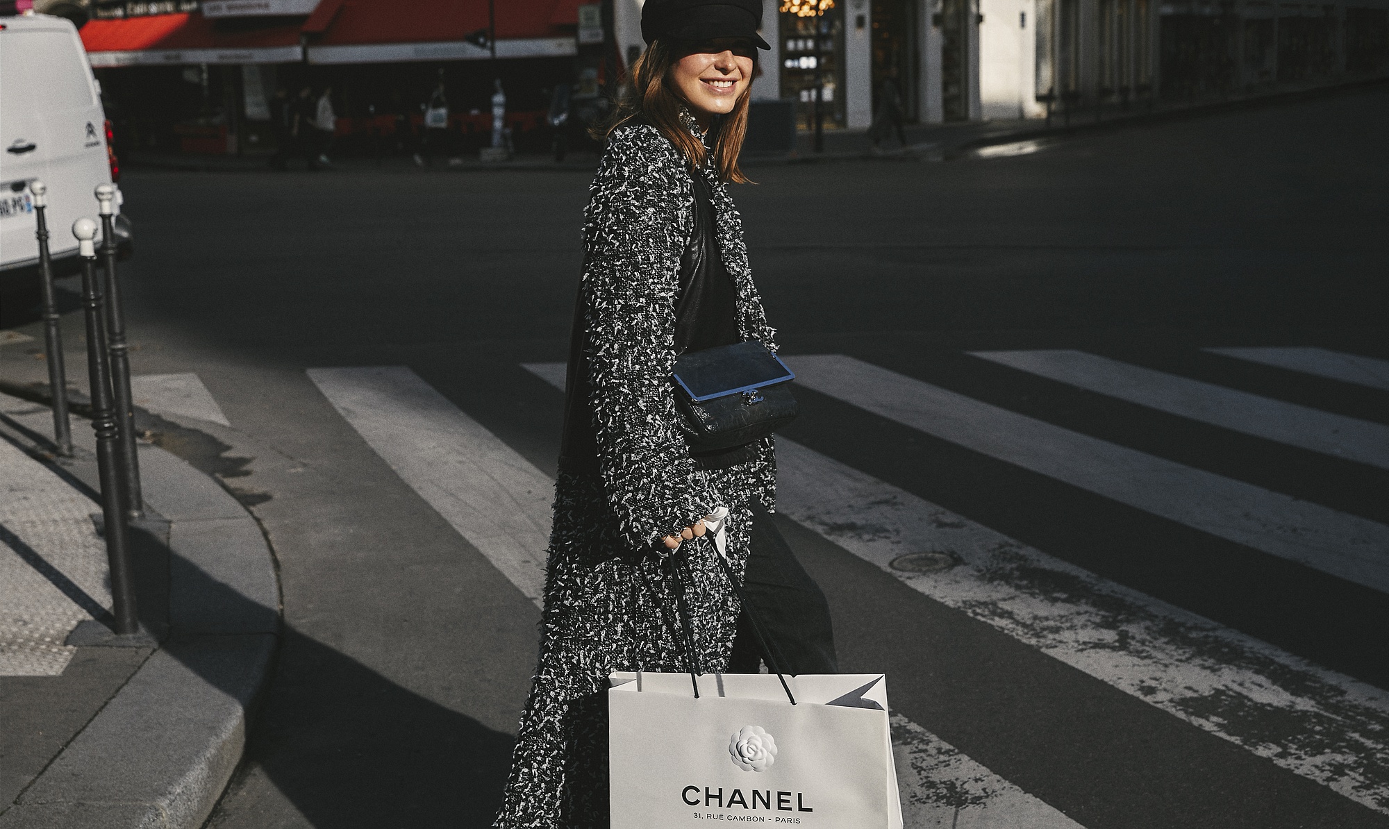 Sophia Roe i Chanel på et gadehjørne i Paris. Sophia Roe