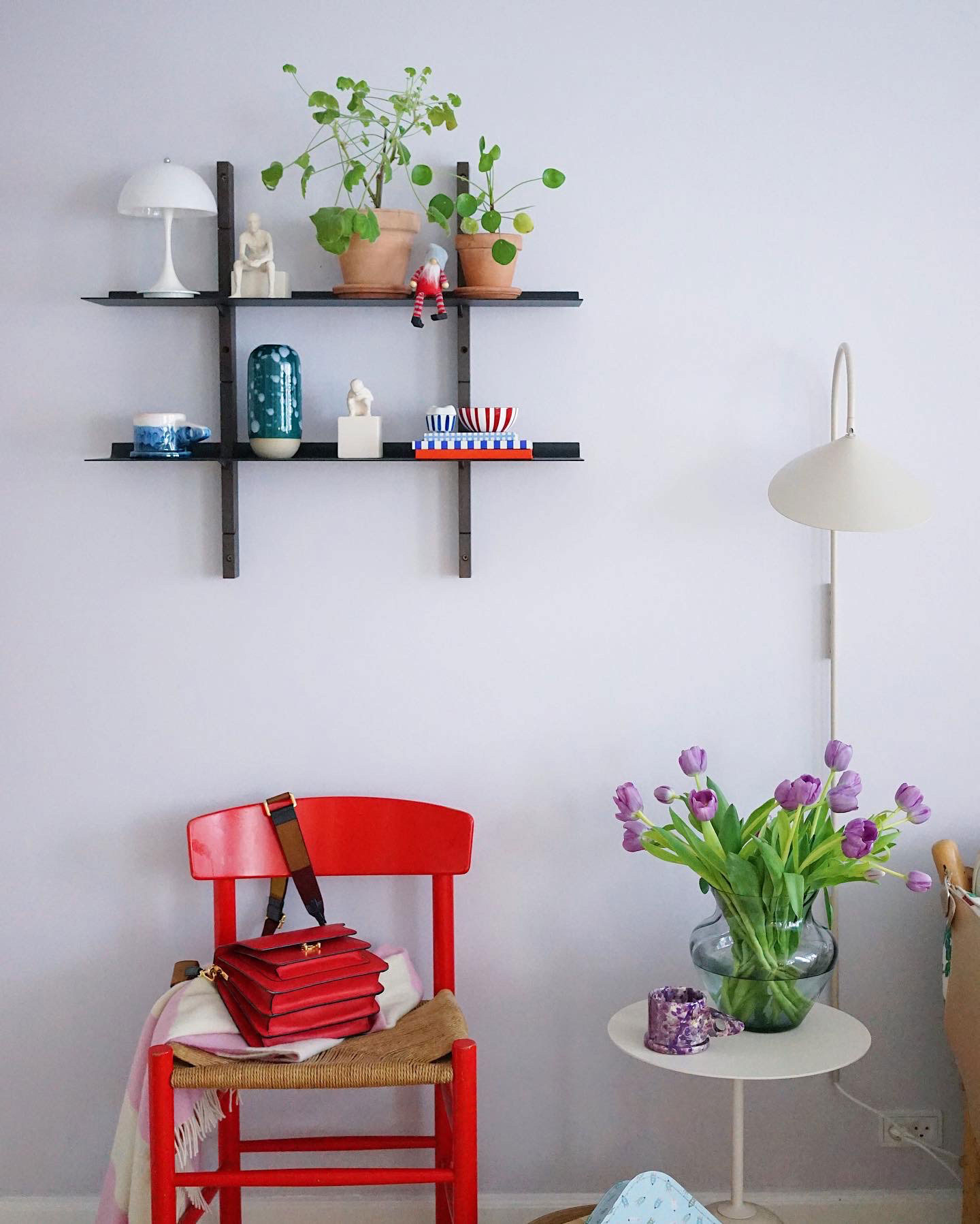 Hylde fra Eva Solo Funiture, bordlampe Panthella Portable fra Verner Panthon og væglampe fra Ferm Living.