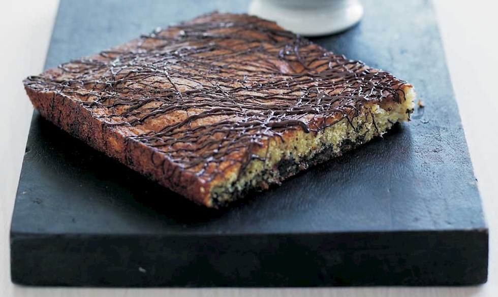 Lækker banankage, der er bagt i bradepande, så den er nem at tage med - f.eks. i skole eller på arbejde. Hjemmebagt banankage med chokolade