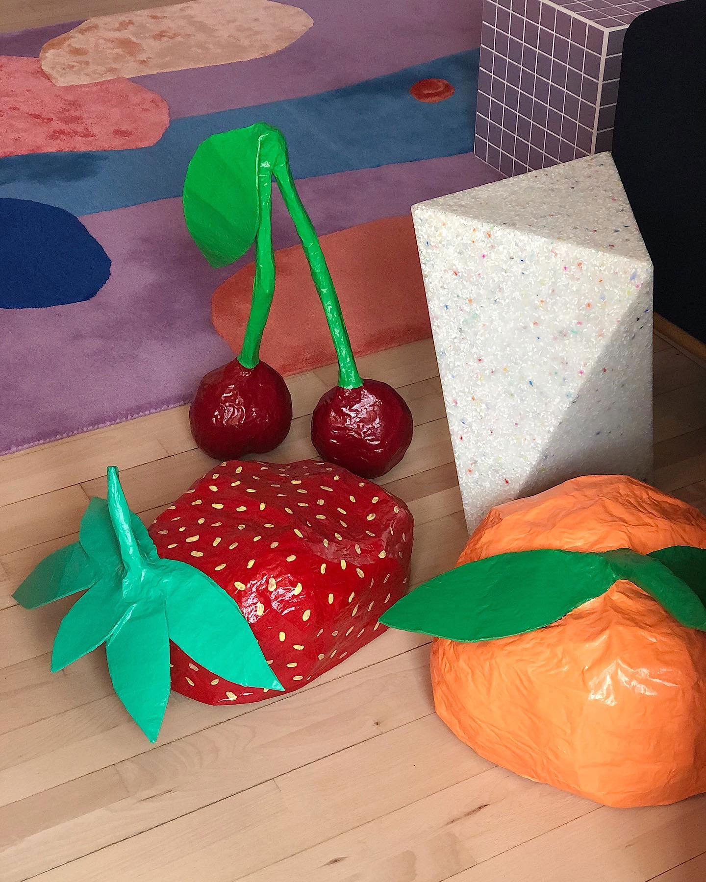 Frugterne i papmache har Lærke Victoria selv lavet.