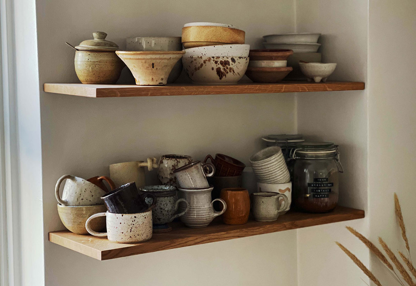 Keramikkopperne er en blanding af fund på genbrug og dansk keramik fra bla. Studio Aarhus Julie Damhus Studio, UllaBANG Ceramics, Mäe Ceramics, Sorte Negle, Handmade by Marle. Hylderne er fra Svanel.