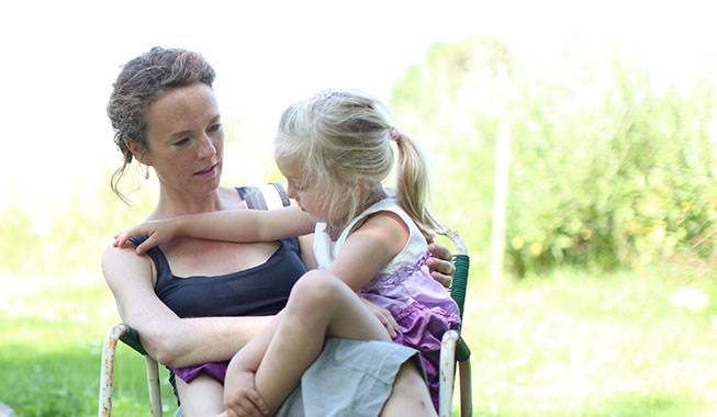 Du kan sagtens tale med dit barn, selvom det endnu ikke har sprog. ordene kommer langsomt, og dit barn forstå en masse. Foto: Nimatock Kommunikation