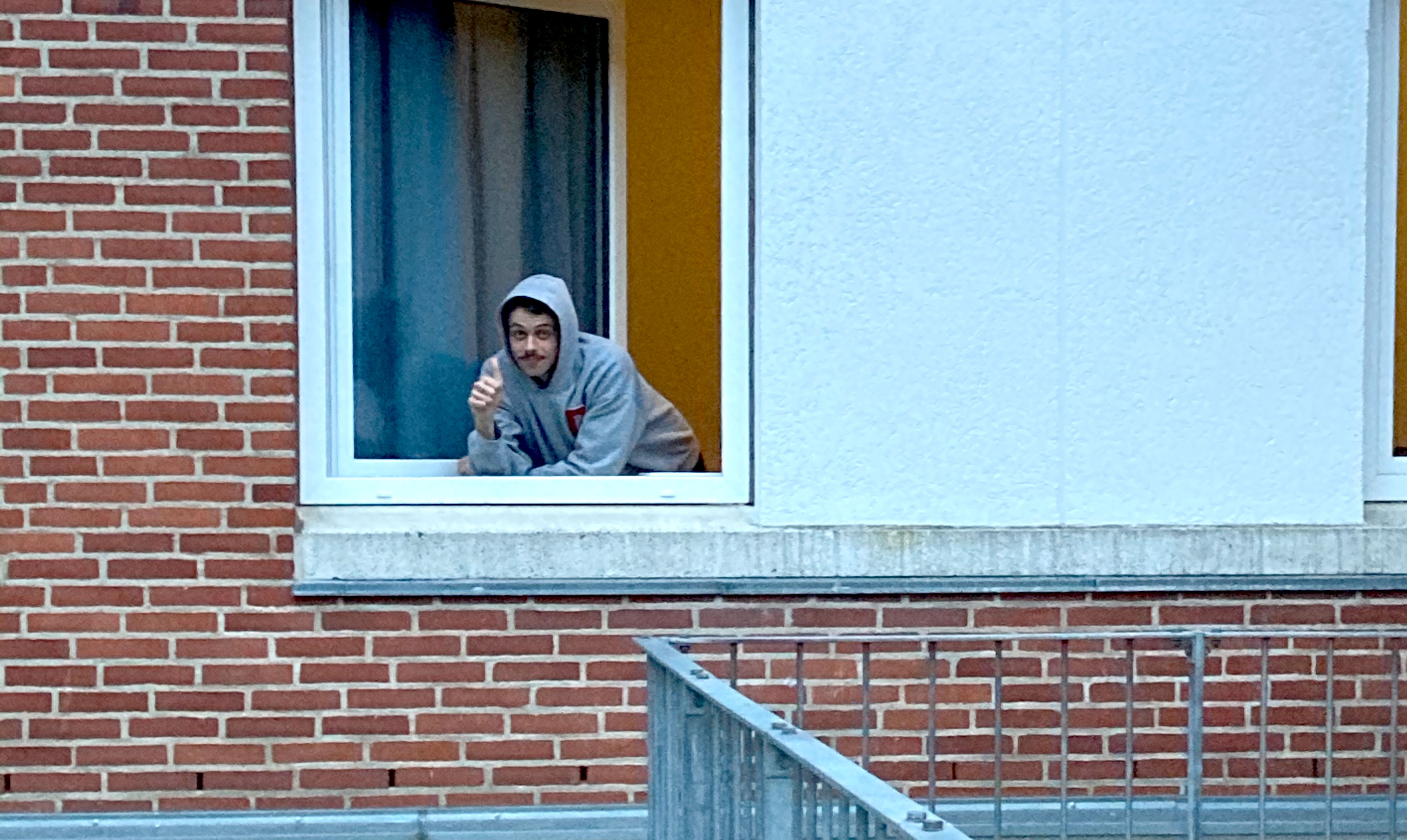 Dagbog fra Hotel Corona - del 2: "Jeg vågner igen, og det går op for mig, at jeg har drømt om Paw Henriksen"