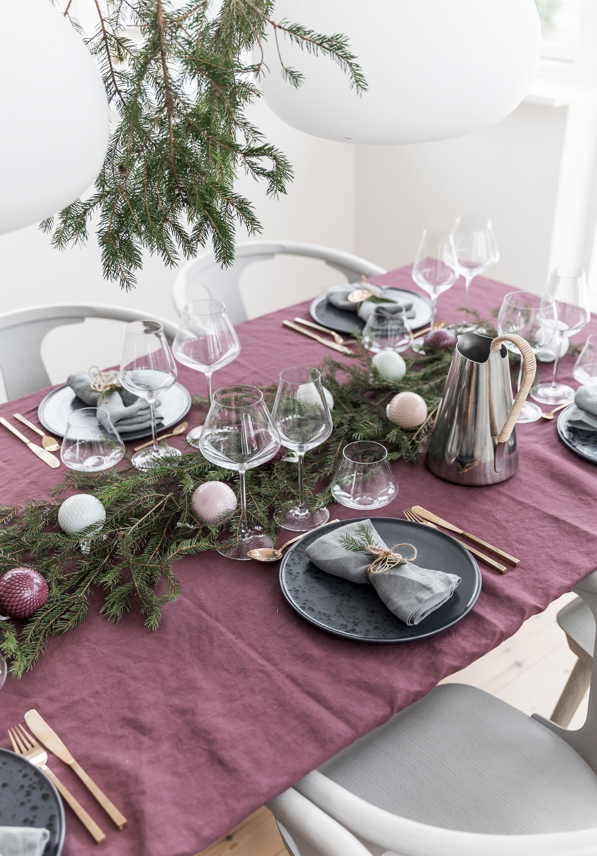 Tallerkenerne er fra Kähler, bestikket havde Christines mor, da hun var ung, og glassene er importeret fra Frankrig fra Chef and Sommelier.