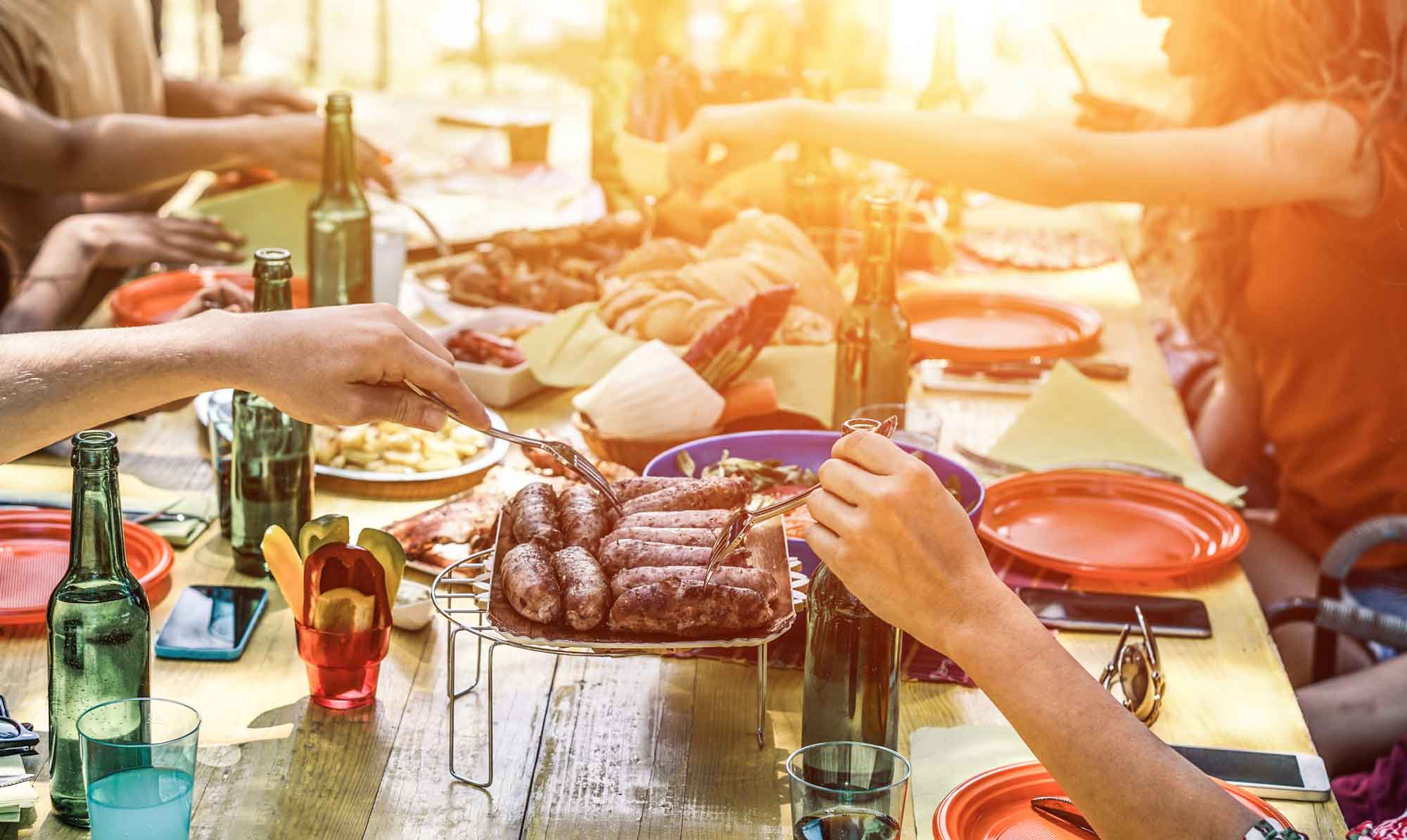 Slagterens bedste grillråd til lammekoteletter, mørbradbøffer & grillpølser... Slagterens bedste råd: Sådan undgår du brændte grillpølser + 2 fine alternativer til grillbøfferne