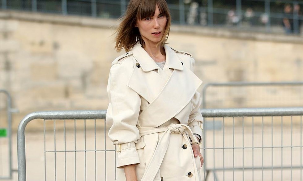 Anya Ziourova i trenchcoat fra JW Anderson. klassiske trenchcoat burberry