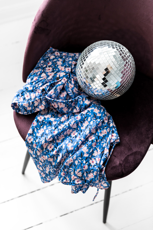 Aldrig gå ned på glitter! Spændende materialer, vovede mønstre og interiør med humor opsummerer meget godt stilen i hjemmet.