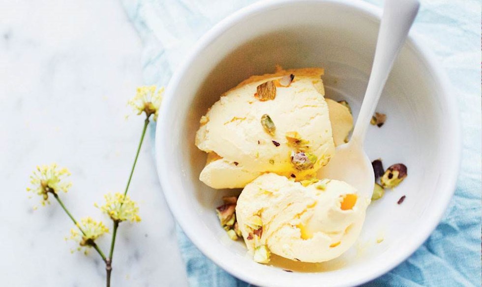Citronfromage og is i én og samme dessert - lækker opskrift på hjemmelavet is med smag af citronfromage. Hjemmelavet is med citronfromage