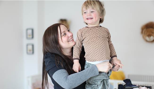 Var har det lige så sjovt, og så skal du sætter grænser? Og også være anerkende, rosende, fast og forstående. Pyh, det er svært at være forælder. Foto. Nimastock Test dig selv: Er du god til at sætte grænser?