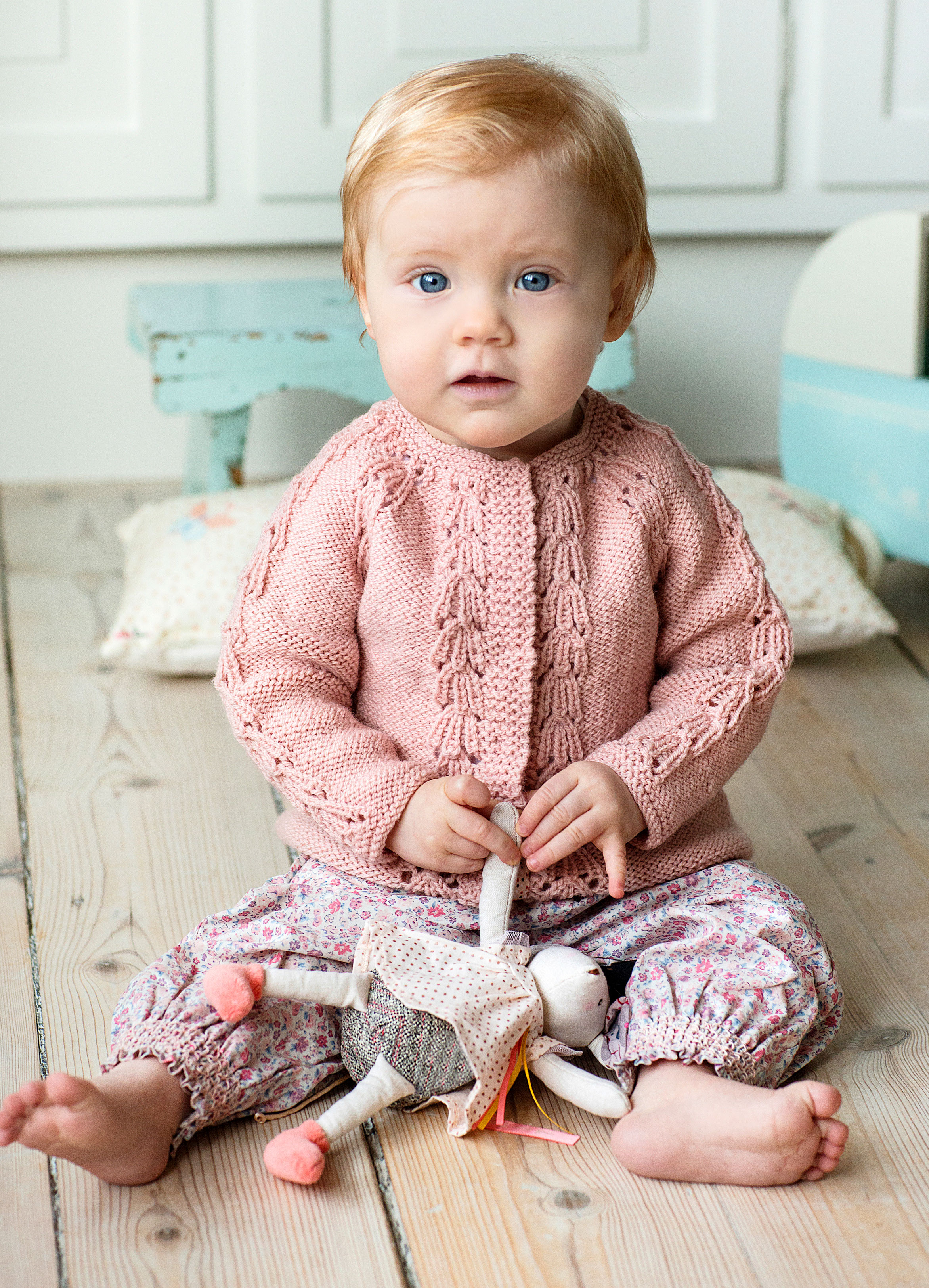 Strik en fin babytrøje omvendt glat - se opskriften her - ALT.dk