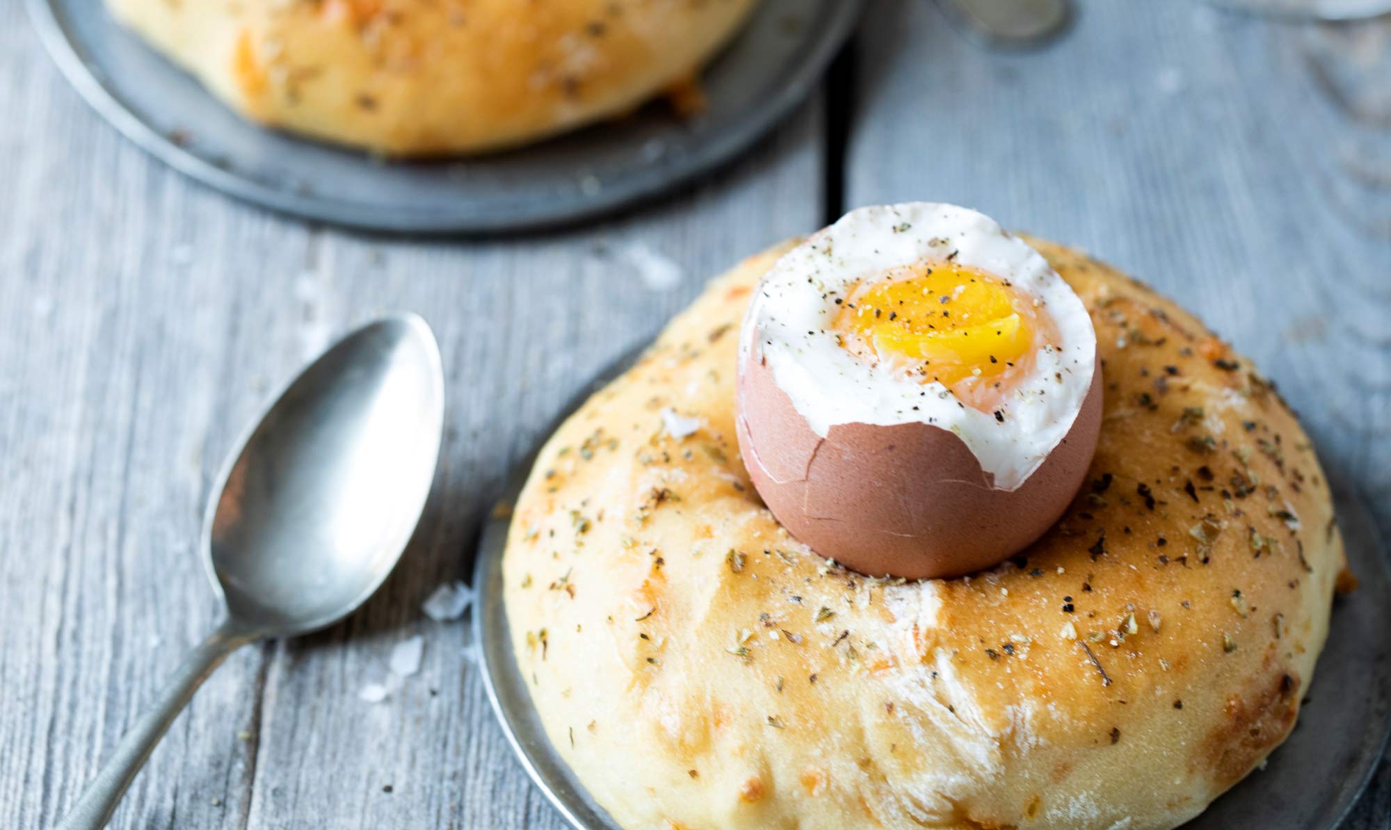 Et sjovt indslag på morgenbordet. Brødæggebægre med cheddar