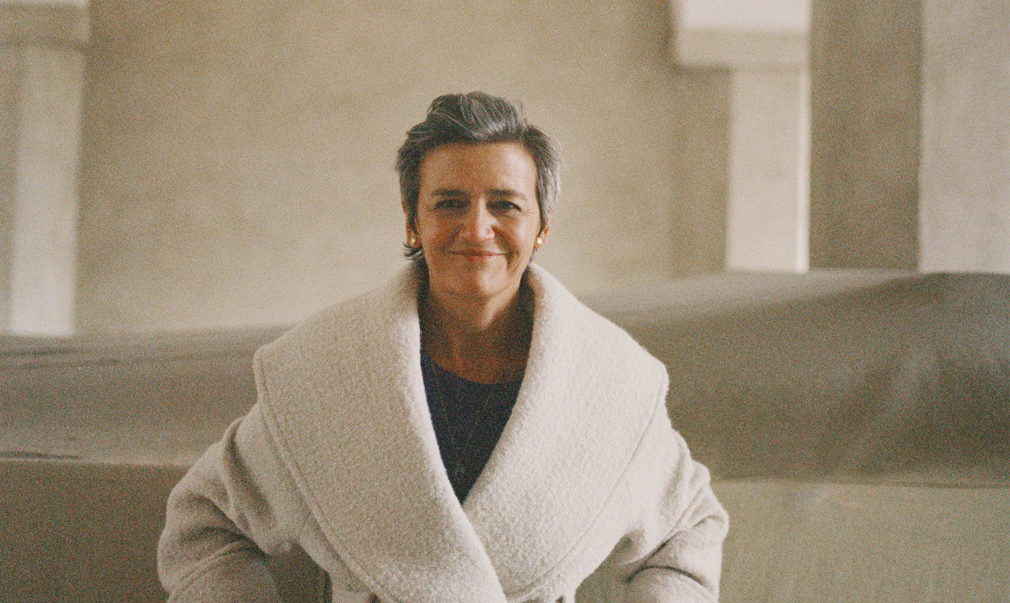 ”Vi danskere trækker nærmest vejret gennem sarkasme og ironi, men i Bruxelles synes de bare, at vi lyder lidt væmmelige," siger EU-kommissær Margrethe Vestager i stort interview med Euroman. Margrethe Vestager har droppet dansk humor i Bruxelles