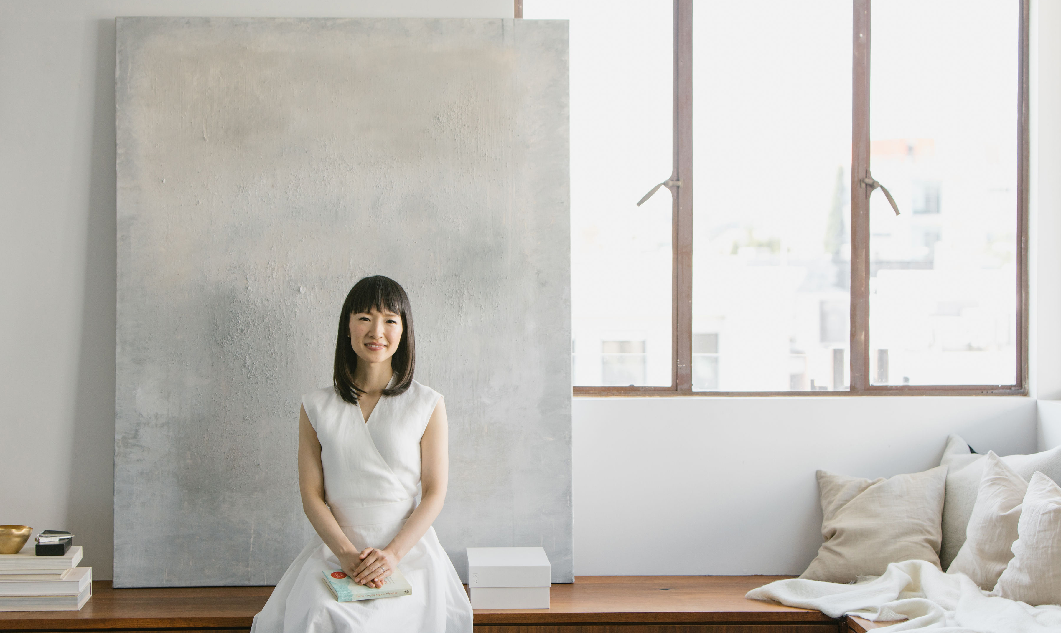 Marie Kondo er ikke til at stå for med hendes petit statur og charmerende smil. Marie Kondo