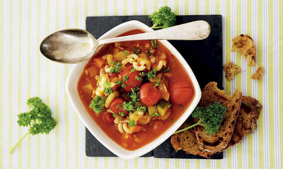 Lækker italiensk minestronesuppe med bacon, pasta og tomat. Minestronesuppe opskrift