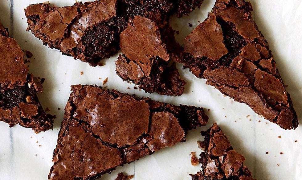 Skøn brownie med grofthakkede valnødder - her får du den helt klassiske opskrift på brownie. Brownie med grofthakkede valnødder
