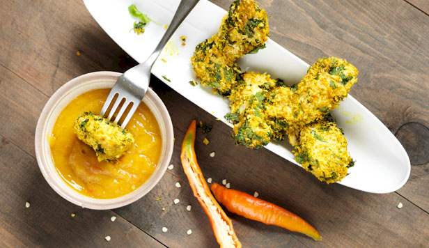 Kyllingestykker med kokos-lime-crisp serveret med rå mangosauce Opskrift på kyllingestykker med kokos-lime-crisp serveret med rå mangosauce