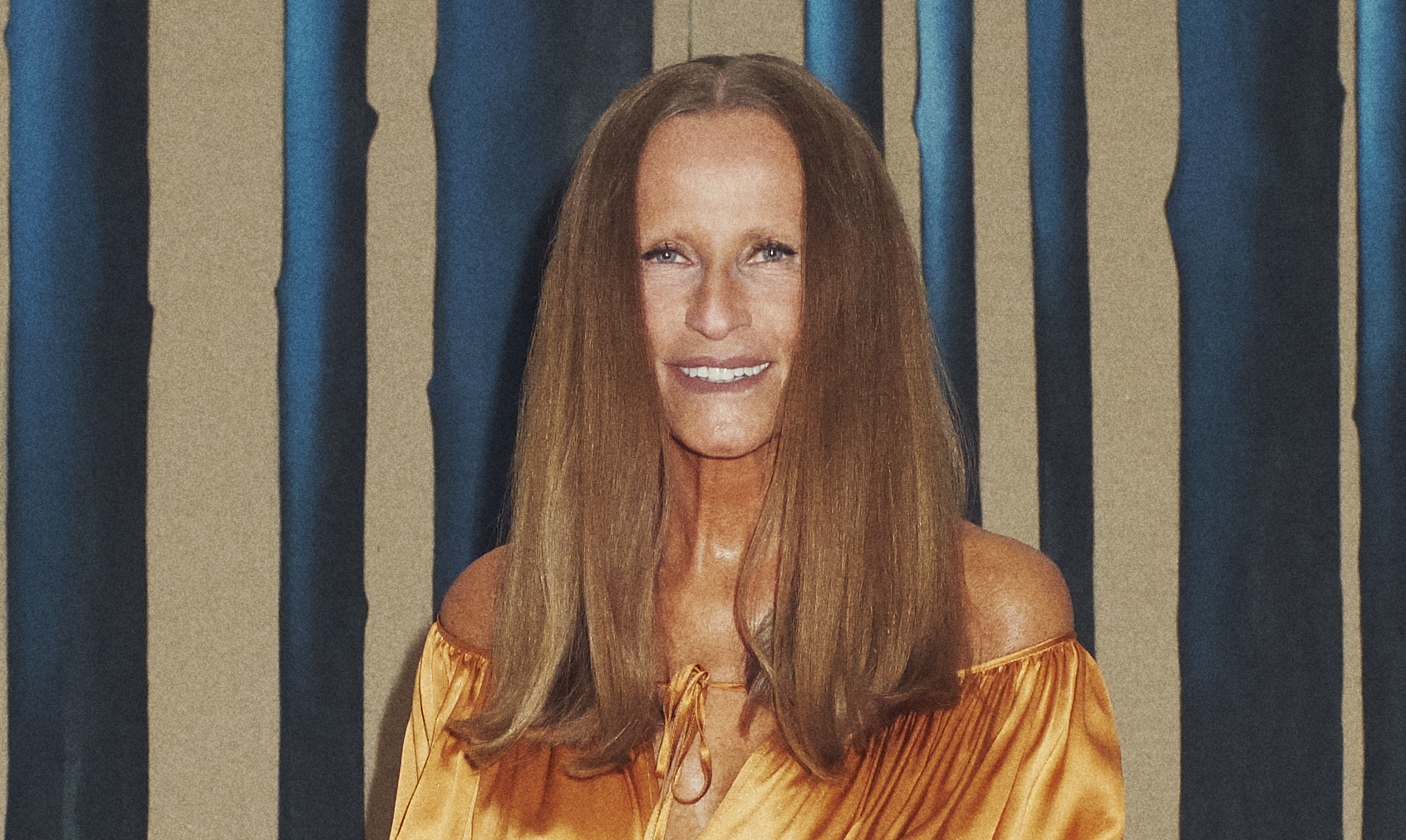 Cath Alexandrine Danneskiold-Samsøe i gylden silkekjole fra Co.Go i sit hjem i Bredgade i København. Kunstværket i baggrund er af Hannu Palosuo. Cath Alexandrine Danneskiold-Samsøe