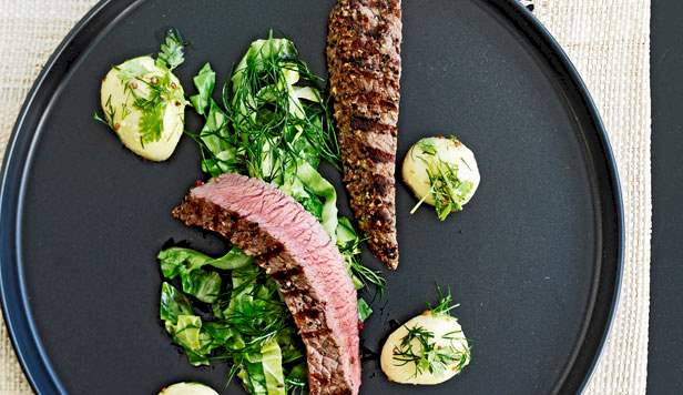 Steak med marinerede kartofler og krydret kål Opskrift på steak med marinerede kartofler og krydret kål