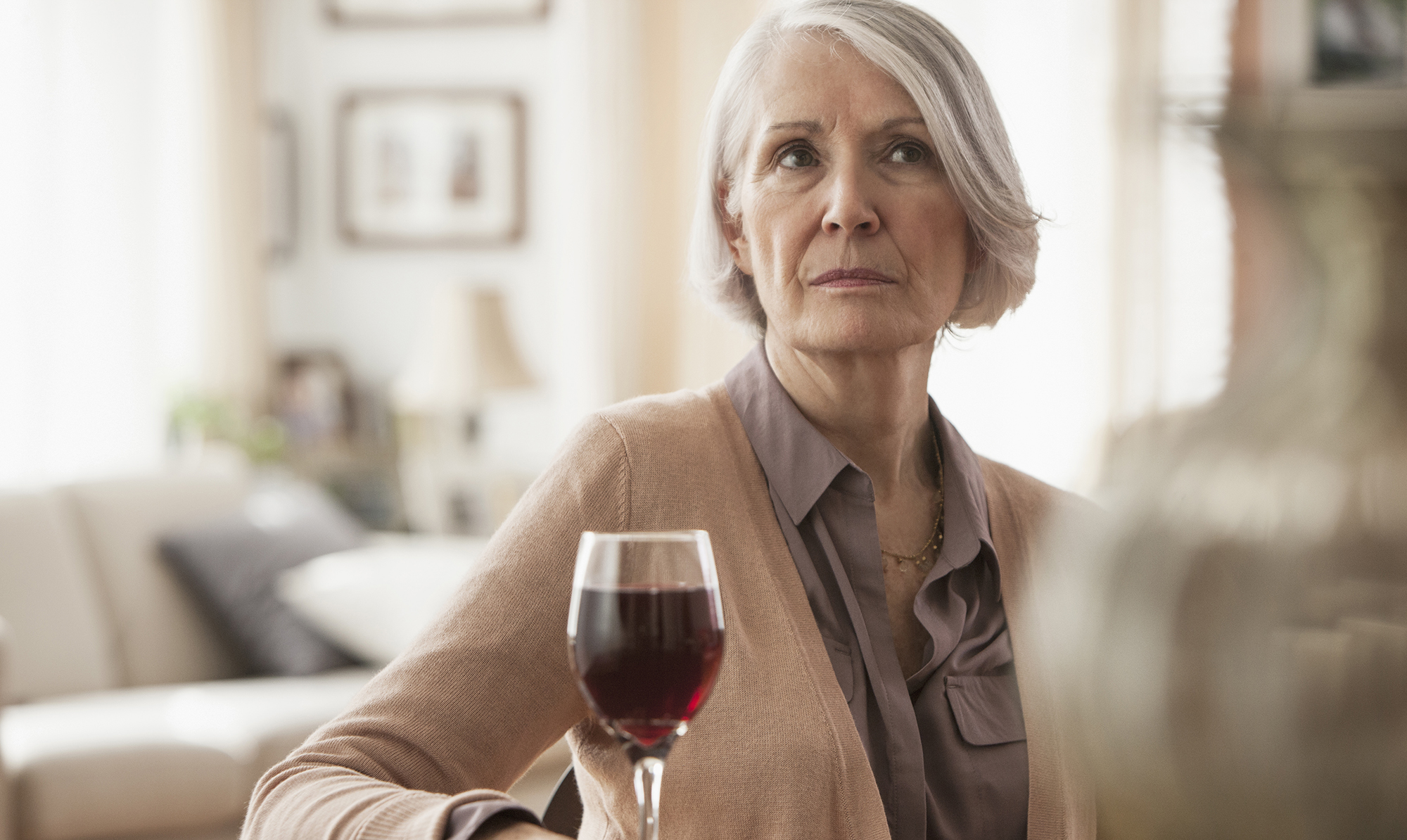 Min mor og jeg er blevet bekymret over min mormors alkoholvaner, men det er svært at konfrontere hende med det, hvad gør jeg? Det tager Vibeke Dorph stilling til. Kan vi blande os i min mormors drikkevaner?