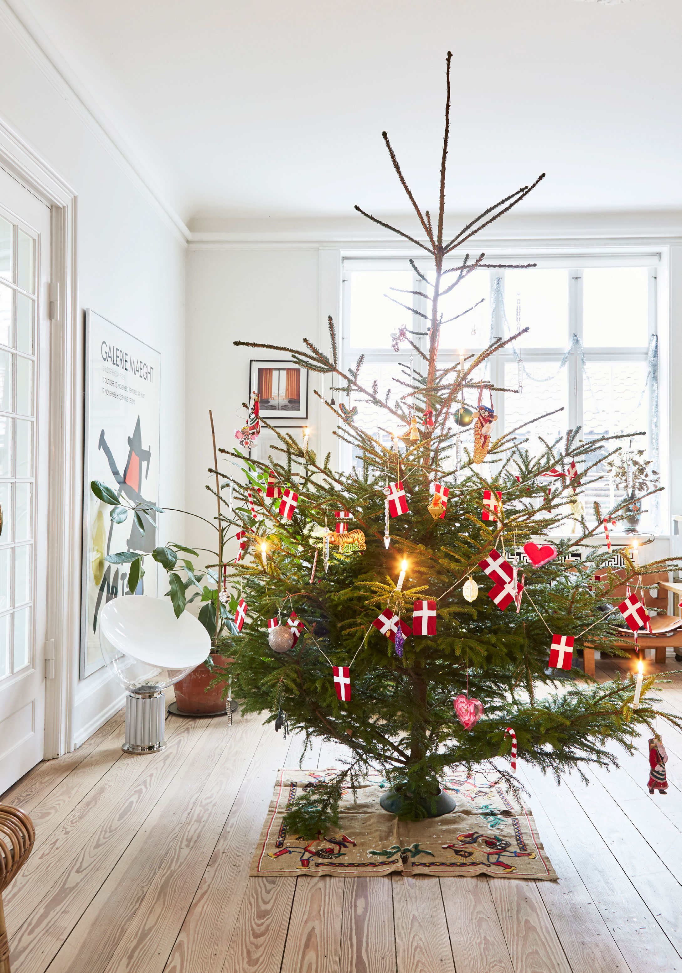 Den store rødgran står på et vintagejuletræstæppe.