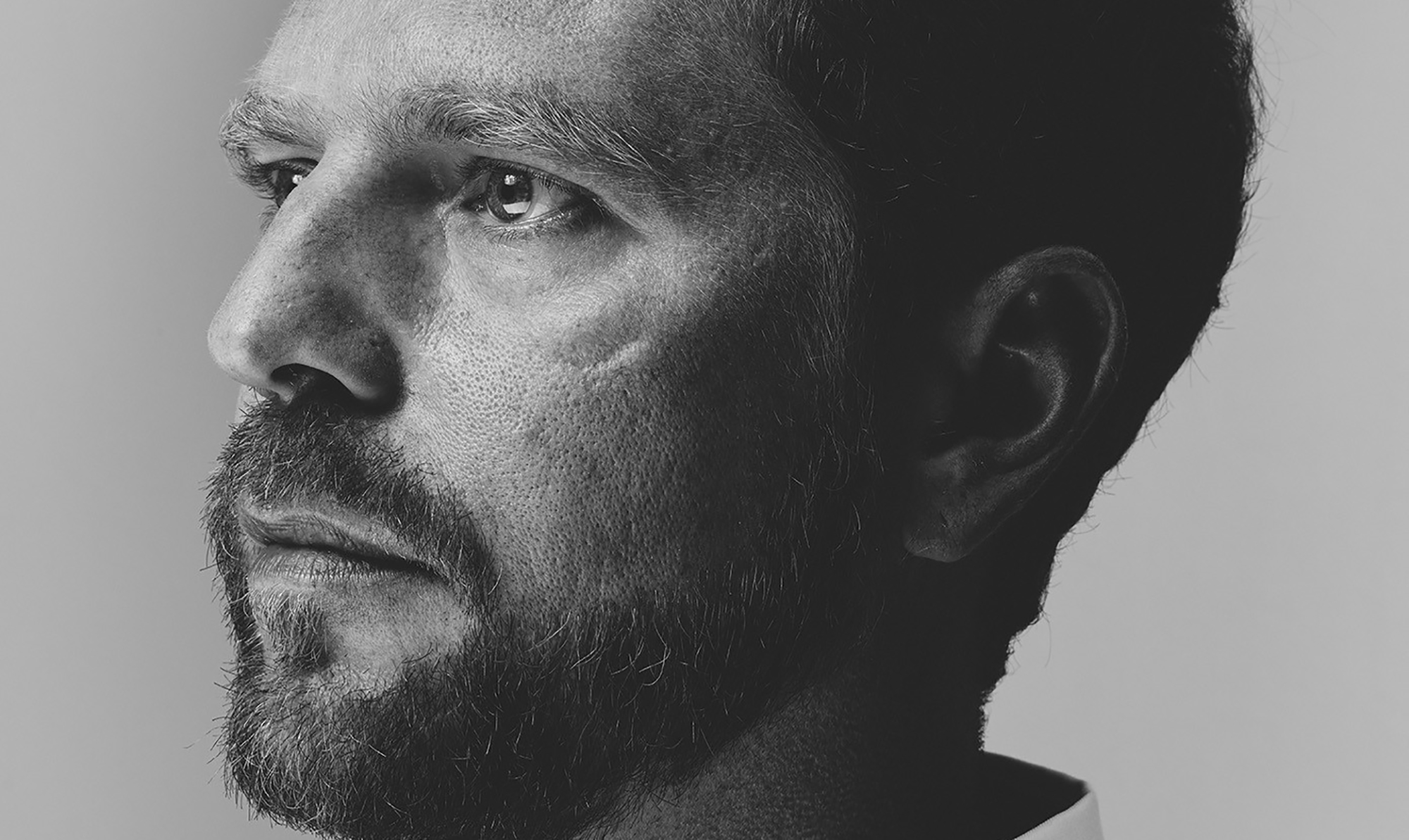 Mikkel Frey Damgaard, 41, er journalist og forfatter. Kendt fra bl.a. DR2 Dagen, Deadline og podcasten ”Selvmords-tanker”. Aktuel med bogen ”Sørgekåben”, som udkommer 4. september. Mikkel Frey Damgaard