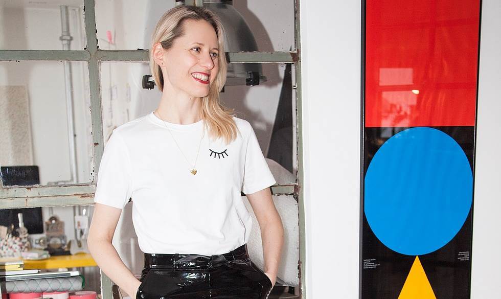T-shirt og smykker fra LULU Copenhagen, nederdel fra Stylein og sneakers fra Attitude. Anja Buur Gottliebsen fra LULU Copenhagen om sin stil