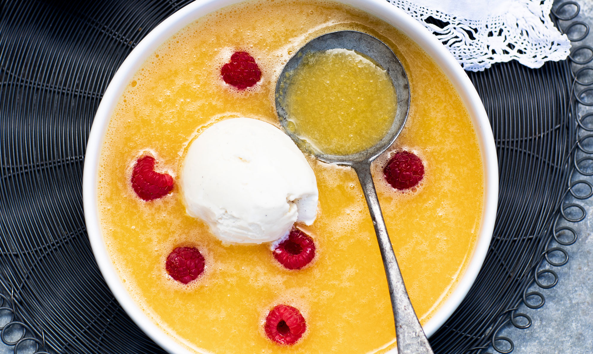 Ferskensuppe med hindbær og is
