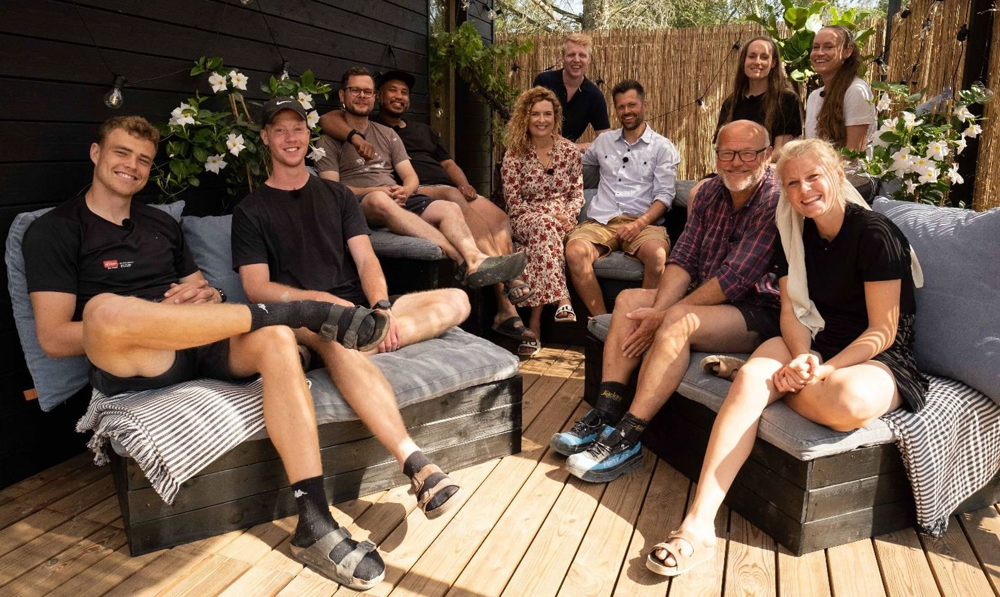I 'Sommerdrømme' på TV 2 kæmper fire par om at skabe det fedeste sommerhus. Sommerdrømme 2021 deltagerne