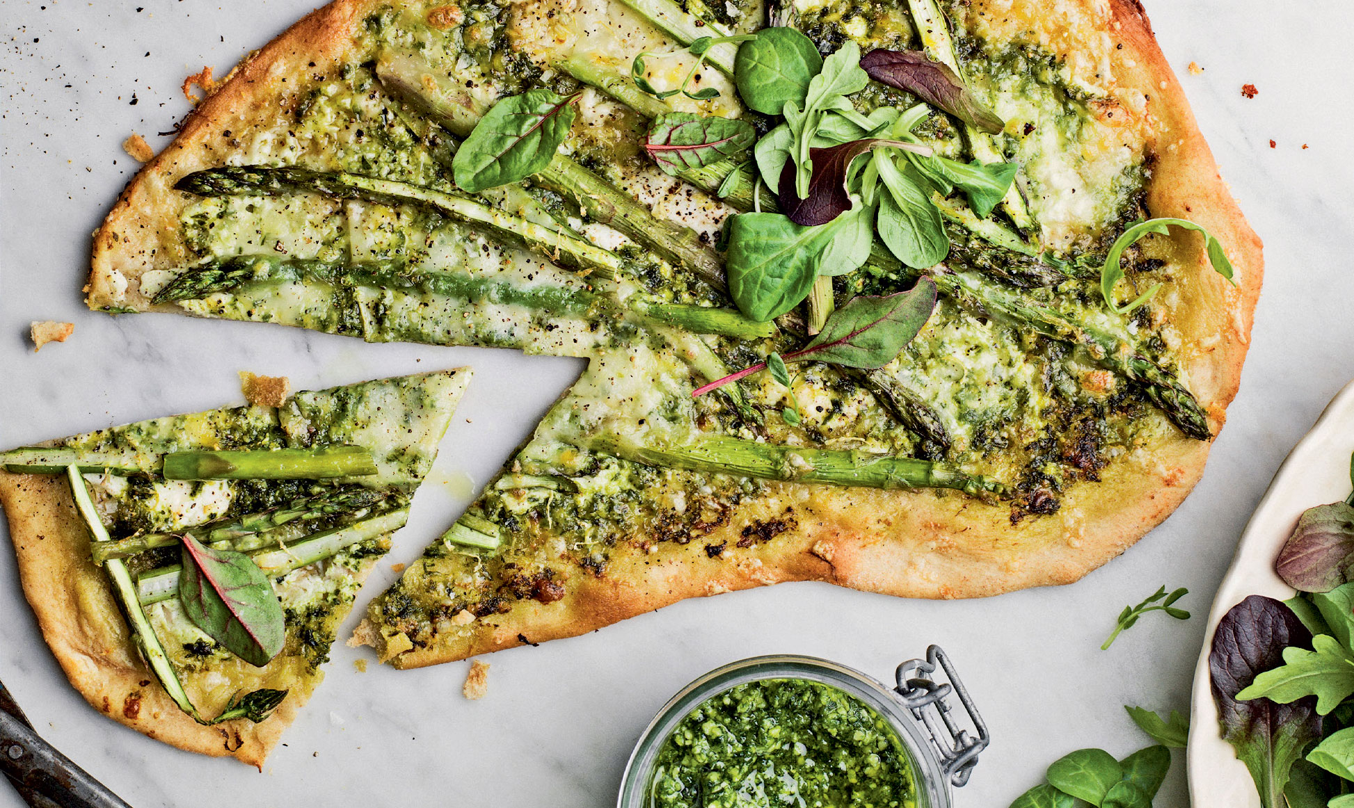 Lækker grøn pizza med den skønneste ramsløgspesto. Skøn grøn pizza med ramsløgspesto