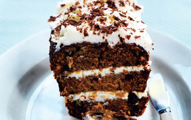 En skøn gulerodslagkage med mascarpone. gulerodslagkage med mascarpone