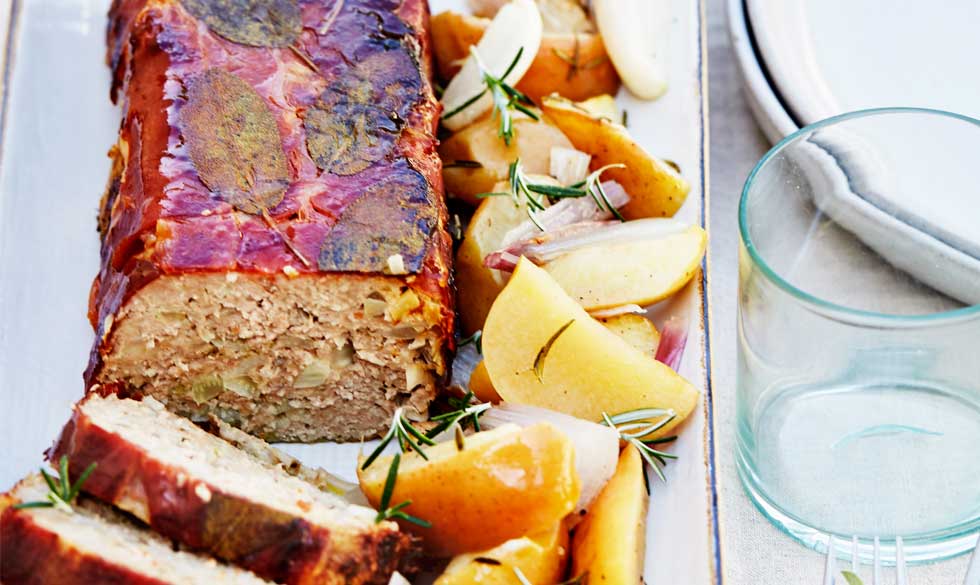 Sødmen fra de bagte æbler passer godt til den salte parmaskinke og den lidt parfumerede smag af salvie. farsbrød