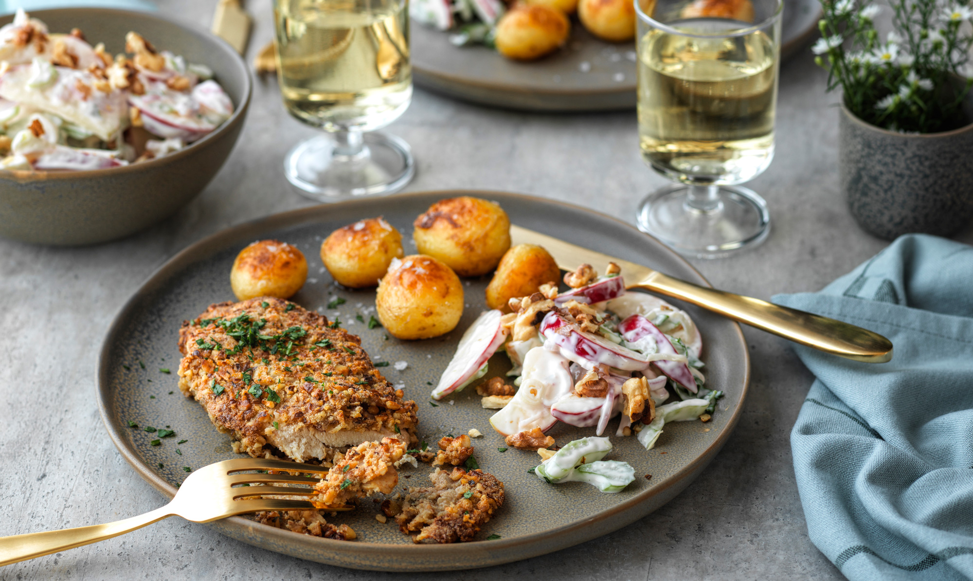 Skøn middag med sprød kylling og cremet waldorfsalat. Valnøddestegte kyllingeschnitzler med waldorfsalat