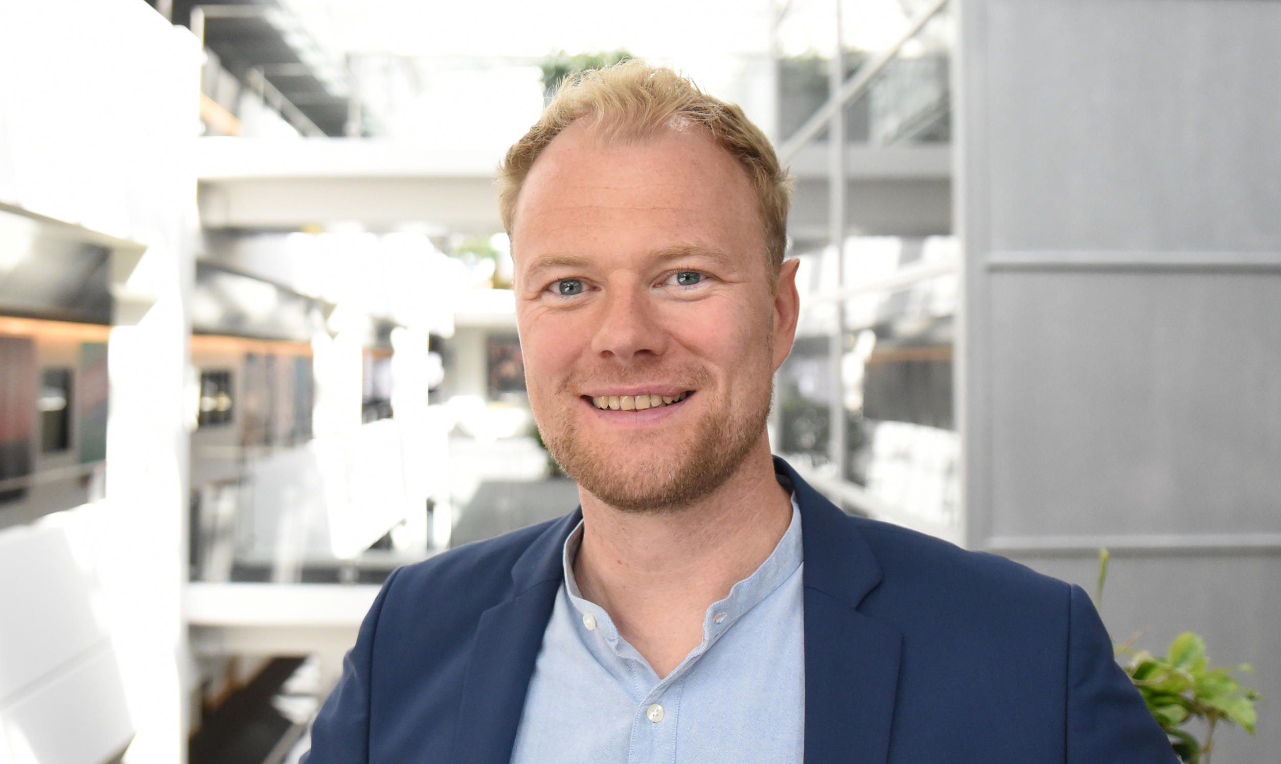 Christian Degn er 40 år og dansk journalist og tv-vært. Tidligere vært på ”Hammerslag”. Aktuel som vært på det nye underholdningsprogram ”Dine fulde fem” på TV 2 Charlie. Christian Degn