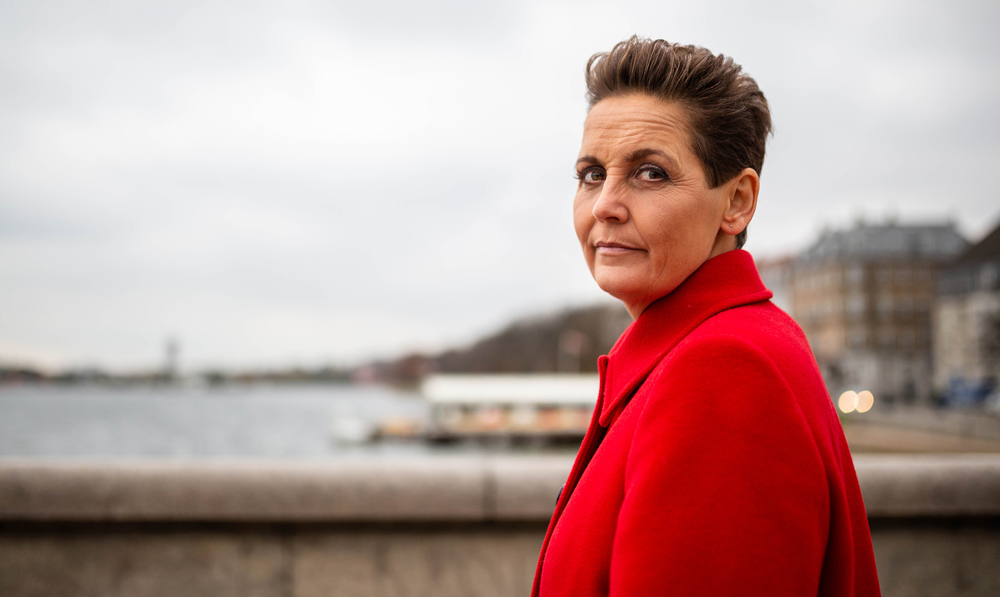 Der var ét særligt sted, Pia Olsen Dyhr kunne finde ro som barn - og det var ikke i barndomshjemmet, hvor man aldrig kunne være sikker på, hvilket humør hendes far var i. Pia Olsen Dyhr om sin barndom: ”Det meste af tiden var jeg virkelig bange”