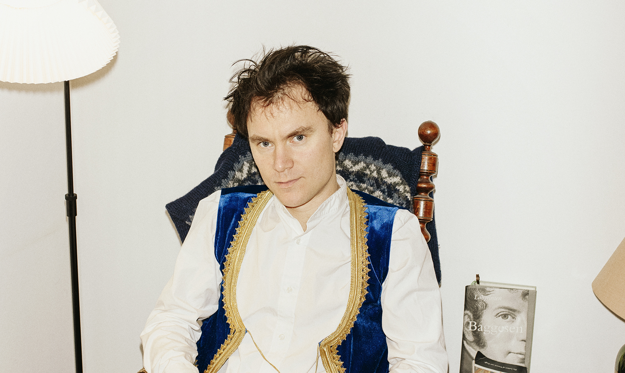 Bisse, med det borgerlige navn Thorbjørn Radisch Bredkjær, har lavet et breakup-album, som er lidt af en tåreperser. Tårefilm er det andet udspil i sangskriveren og musikerens drømmetrilogi, der blev indledt med hans forrige album, Tanzmaus. Hans fløjlsvest er den blå, drømme er gjort af. Bisse Interview om Tårefilm
