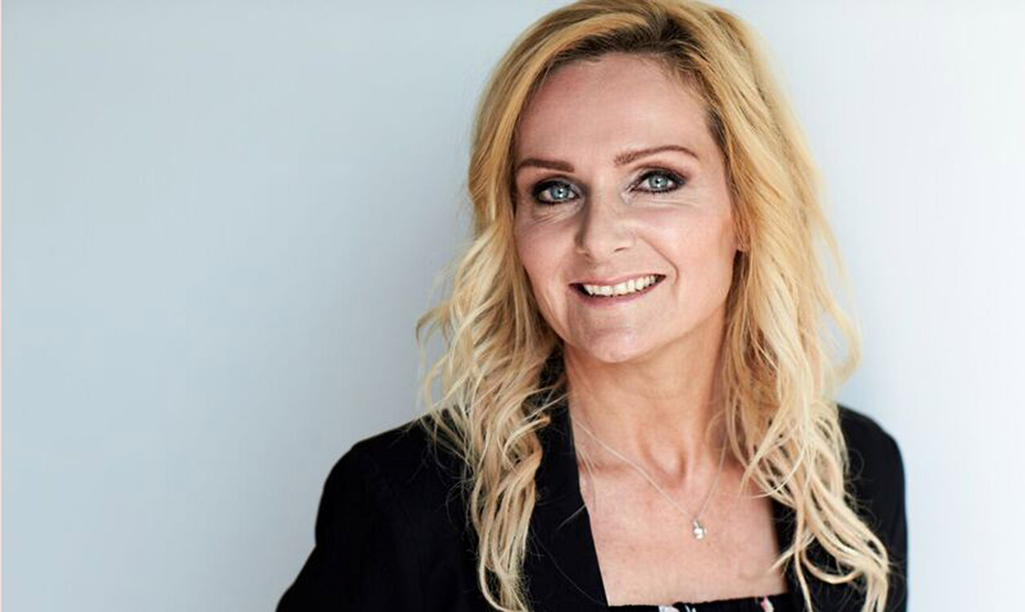 "På et tidspunkt holder han om mig og vil give mig et kram. Han trykker så hårdt, at mit ribben siger knæk. Det er ligesom om, at han ville så tæt på mig og så meget ind i mit liv, at han simpelthen brækker mit ribben. Han vil så tæt på mig, som man aldrig vil kunne," fortæller Eydis Dali om hendes stalker. Eydis Dali